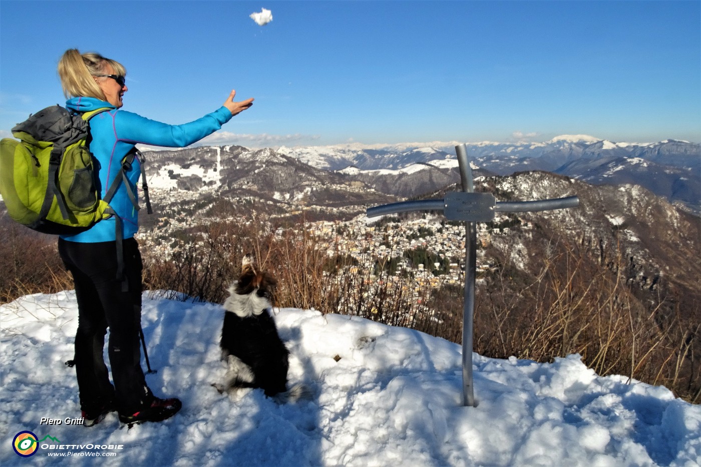 71 Alla piccola croce della  cima innevata del  Monte Podona (1228 m) .JPG